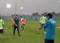 إحماء لاعبي الأزرق في ملعب عبد الله بن خليفة