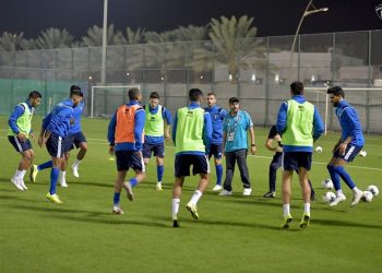 إحماء لاعبي منتخب الكويت الوطني استعداداً لمباراة السعودية بـ«خليجي 24»