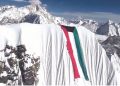 علم الكويت الأكبر في العالم على قمة أمادابلم في جبال الهيمالايا