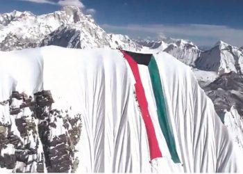 علم الكويت الأكبر في العالم على قمة أمادابلم في جبال الهيمالايا