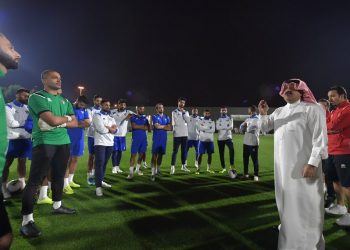 أحمد اليوسف يجتمع مع لاعبي الأزرق
