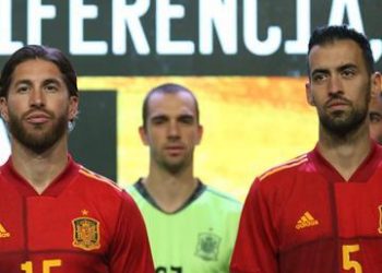 لاعبي منتخب اسبانيا يرتدون القميص الجديد