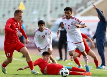 صراع علي الكرة بين لاعب المنتخب الاماراتي ولاعب قيرغيزستان