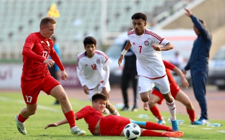 صراع علي الكرة بين لاعب المنتخب الاماراتي ولاعب قيرغيزستان