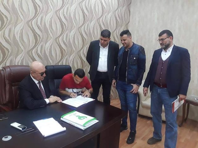 كريم العراقي اثناء التوقيع علي العقد الجديد