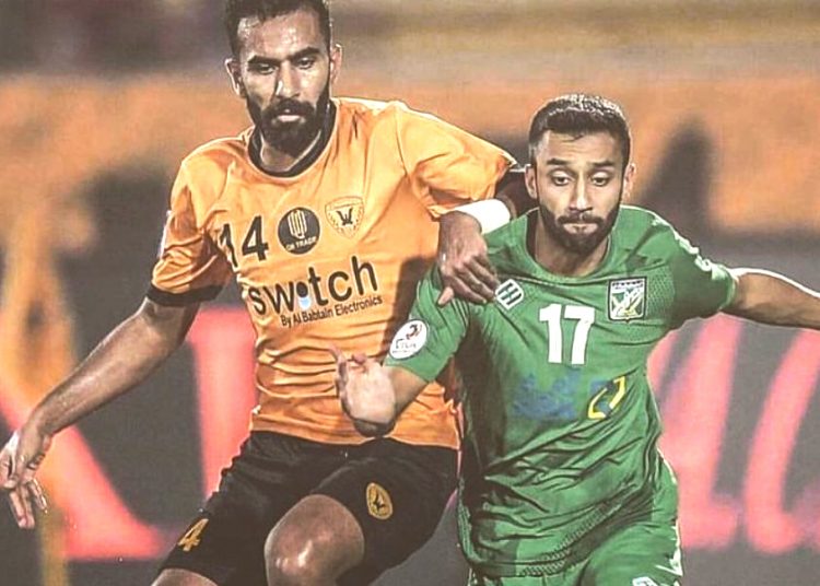 محمد خالد في مواجهة لاعب العربي - ارشيفية