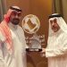 القناعي يُهدي درع الاتحاد الكويتي لأمين عام كأس اتحاد الخليج