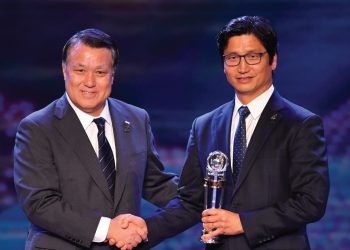 تشونغ جونغ الفائز بجائزة أفضل مدرب في آسيا