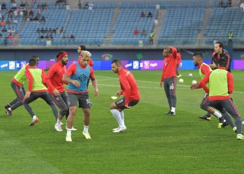 احماء لاعبو العربي والكويت والحكام قبل انطلاق المباراة