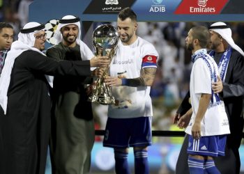 قائد النصر يتسلم كأس الخليج العربي
