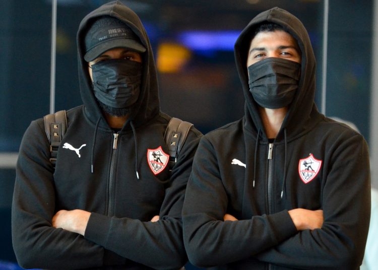 لاعبو الزمالك المصري بالكمامات أثناء السفر إلى تونس