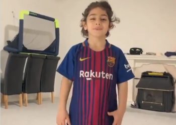 طفل يرتدي قميص برشلونة