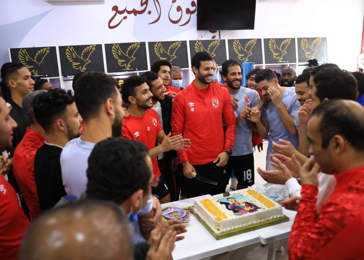 لاعبو الأهلي يحتفلون بعيد ميلاد «الشناوي» بحضور طاهر محمد طاهر