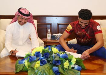 عبدالإله العمري أُثناء تجديد عقده مع النصر السعودي
