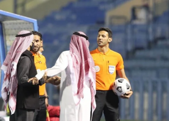 رئيس النصر السعودي أثناء حديثه مع حكم مباراة الاتفاق