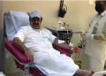 رئيس الاتحاد الكويتي أثناء تبرعه بالدم