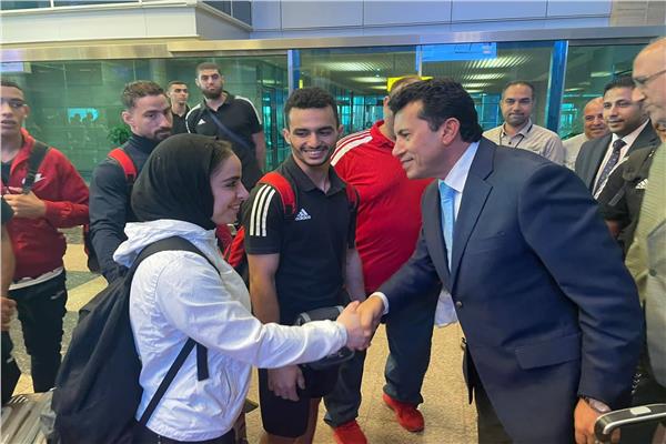 وزير الشباب يستقبل الفوج الأول من بعثة مصربعد انتهاء منافساتهم بدورة ألعاب المتوسط