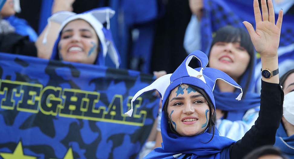 إيران تسمح بعودة النساء إلى «ملاعب القدم».. منذ الثورة الإسلامية في عام 79