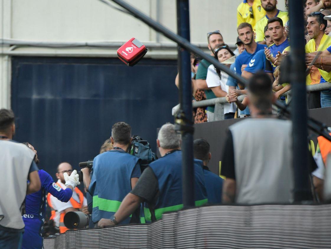 إيقاف مباراه برشلونة وقادش بعد إصابة خطيرة لأحد المشجعين