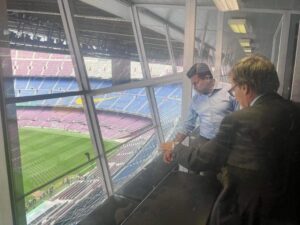 صور.. وزير الرياضة يصل إسبانيا ويتفقد ملعب «الكامب نو» في برشلونة