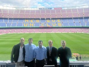 صور.. وزير الرياضة يصل إسبانيا ويتفقد ملعب «الكامب نو» في برشلونة