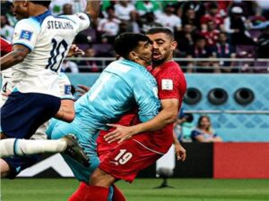 كأس العالم.. لحظة الإصابة الدموية لحارس إيران أمام إنجلترا.. فيديو 