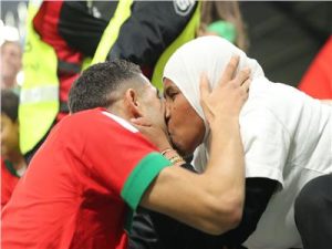 شاهد.. احتفالا بتأهل المغرب لربع نهائي المونديال.. قبلة والدة أشرف حكيمي تشعل السوشيال ميديا