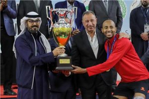 "الخطيب وعبد الهادي الشبيب" يسلمان لاعبي طائرة الأهلي كأس البطولة العربية 