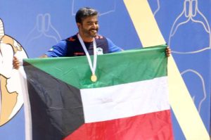 السباح الكويتي منصور المنصور يحرز الميدالية الذهبية في سباحة العالم للزعانف
