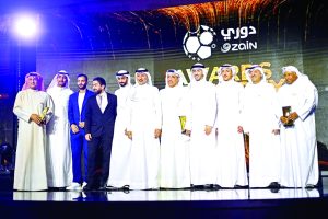 فيديو وصور.. عبد الله الشاهين يسلم جوائز التميز لدوري زين